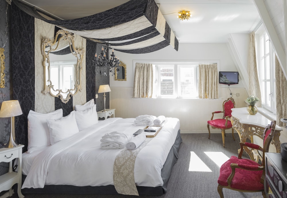 rosalias menagerie innupstairs