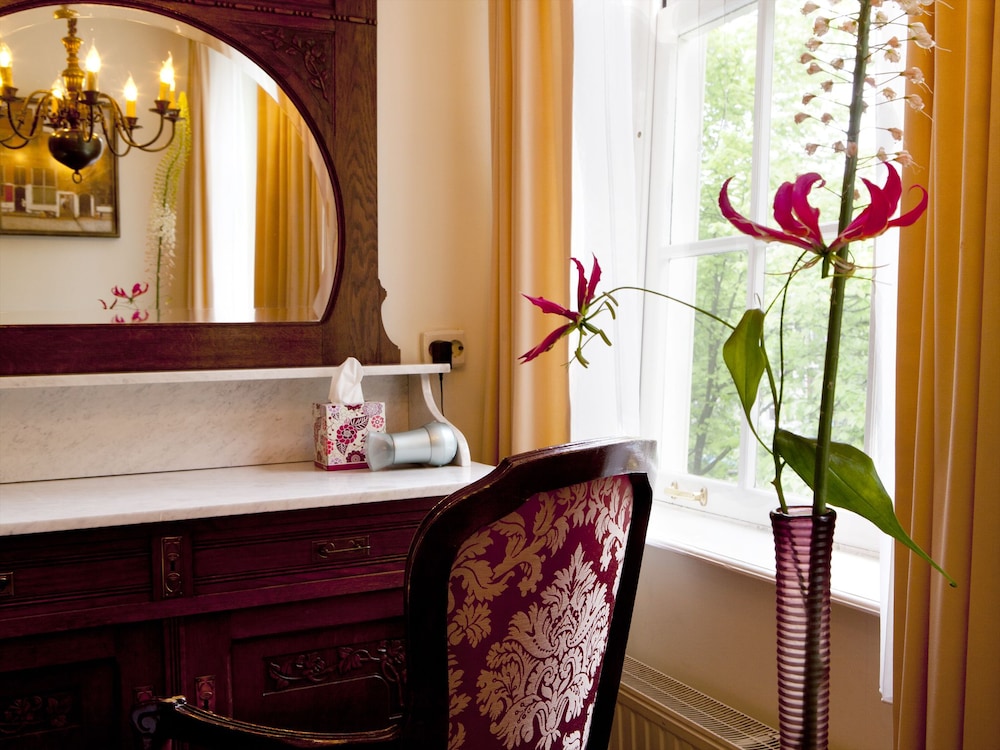 rosalias menagerie innupstairs