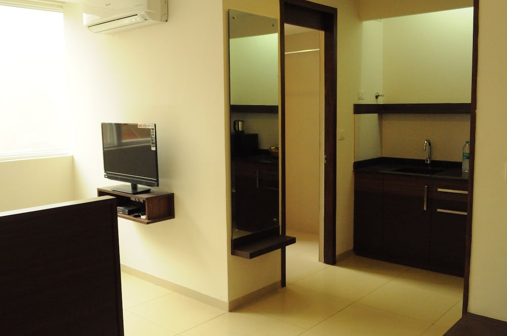 ixora suites