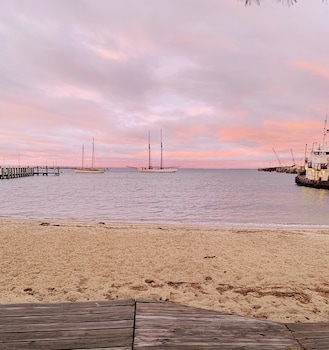 Vineyard Harbor Motel - Private Beach,,3 star