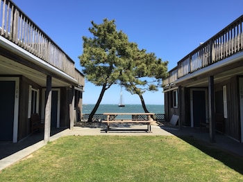 vineyard harbor motel private beach