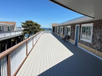 vineyard harbor motel private beach