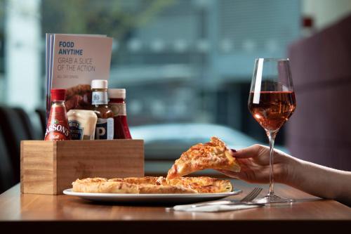 holiday inn express cambridge by ihg