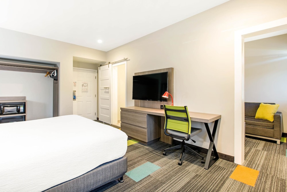 rodeway inn near melrose ave