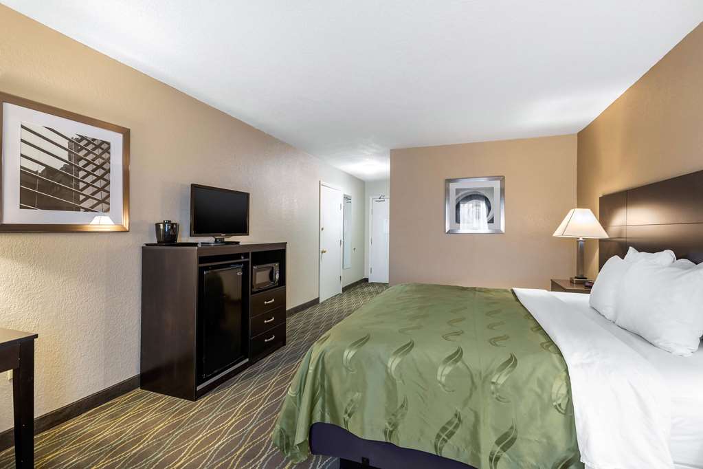 quality inn and suites des moines