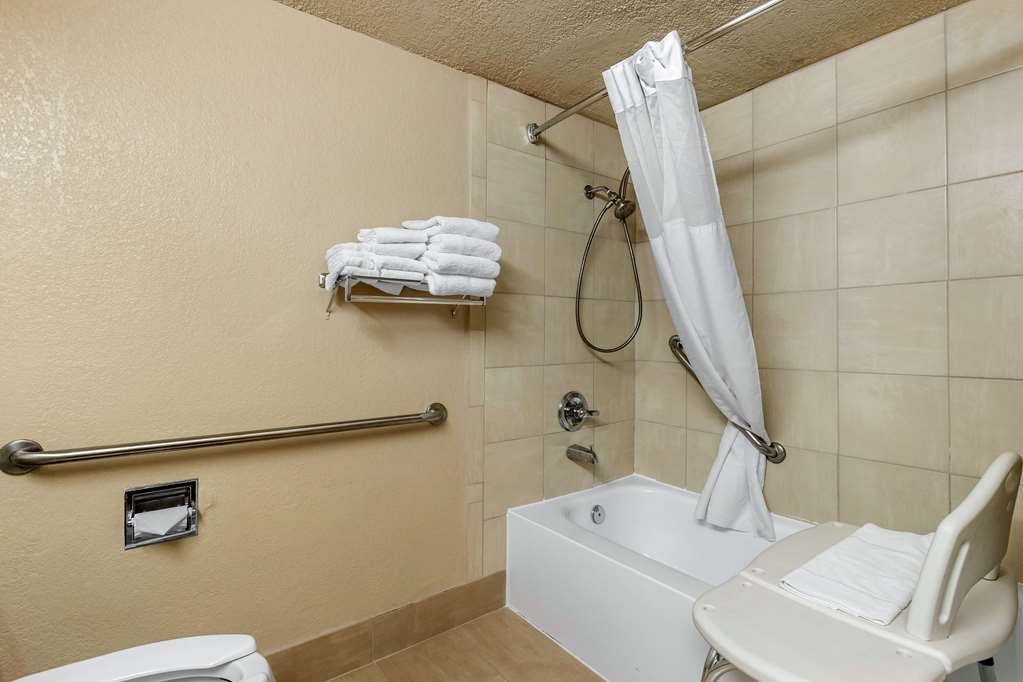quality inn and suites des moines