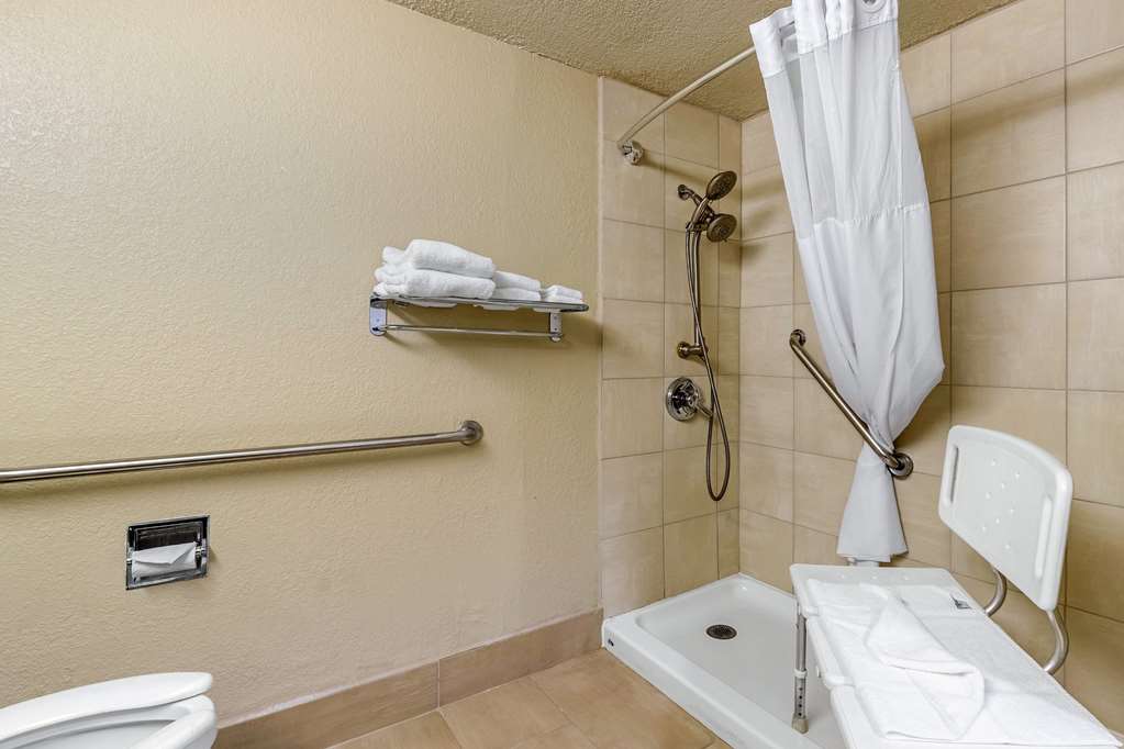 quality inn and suites des moines