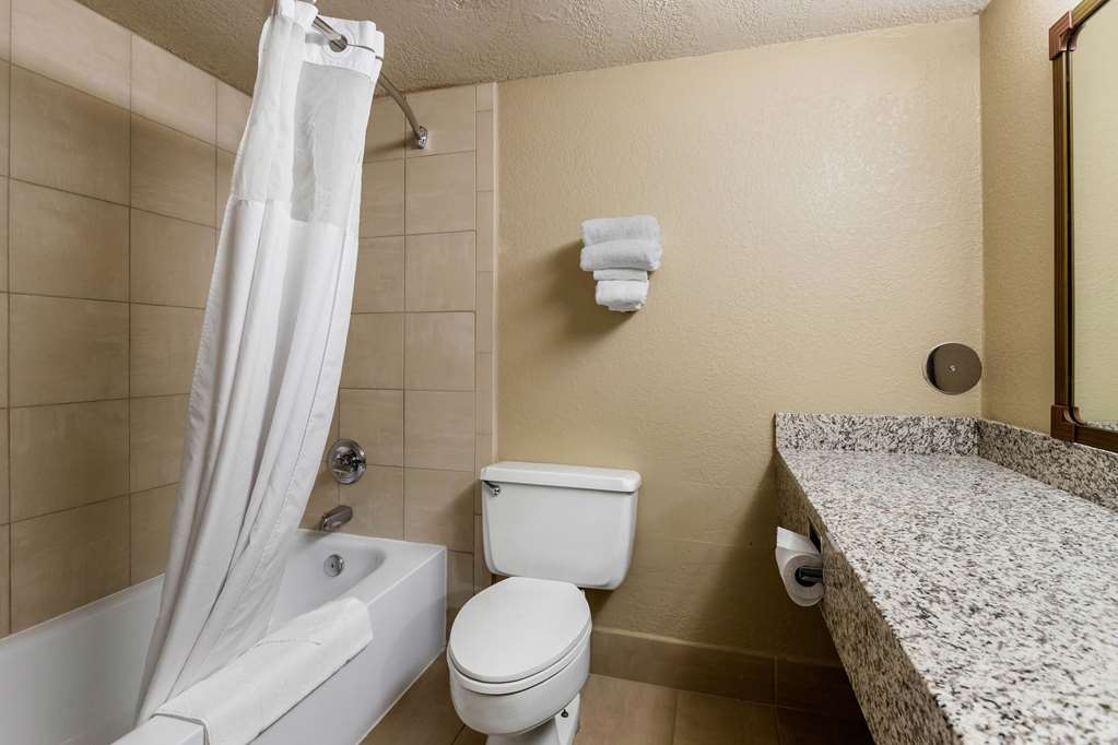 quality inn and suites des moines