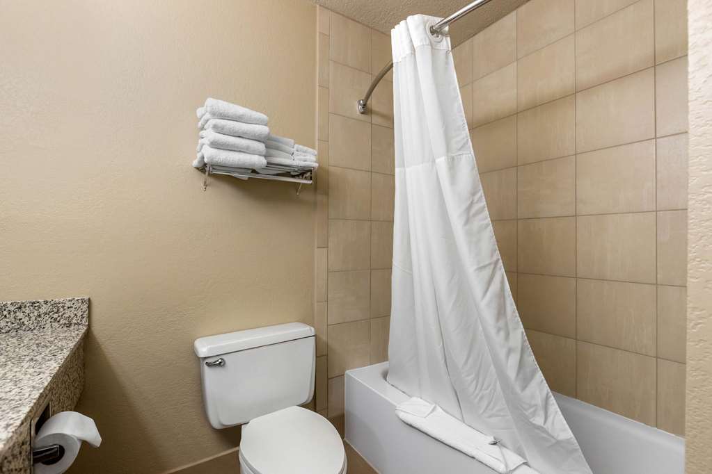 quality inn and suites des moines