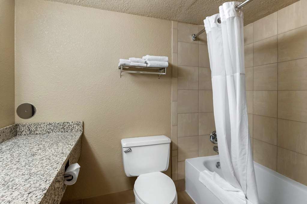 quality inn and suites des moines
