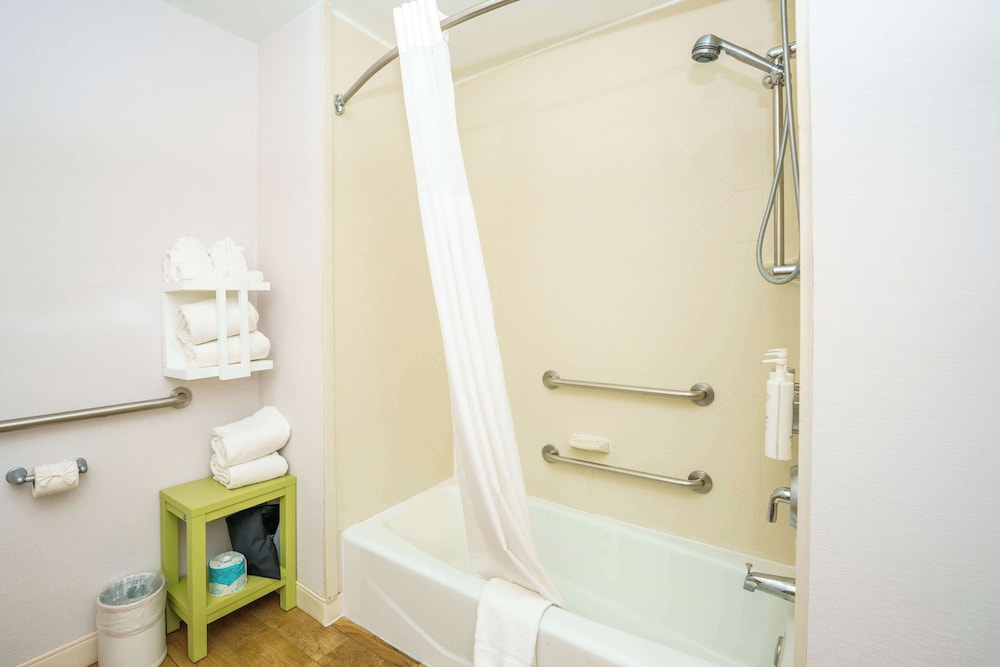 hampton inn garden city