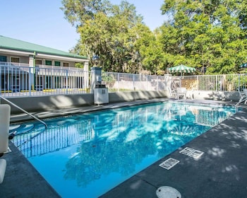 Quality Inn & Suites Near Panama City Beach,Upper Grand Lagoon>>Panama City,3 star