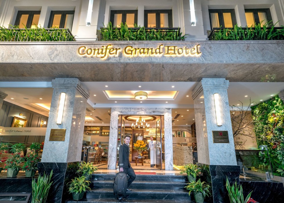 conifer grand hotel