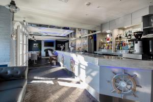 the quayside hotel and bar