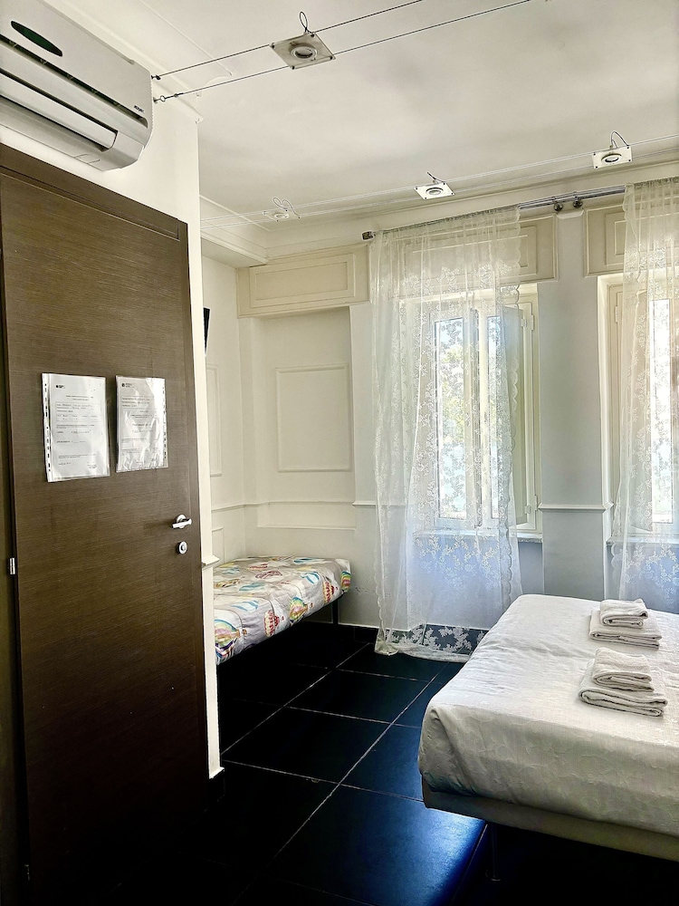 palace rome hostel