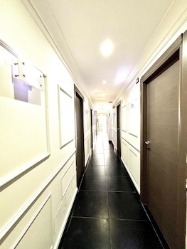 palace rome hostel
