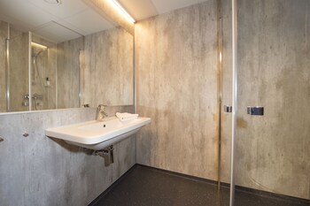 svalbard hotell the vault