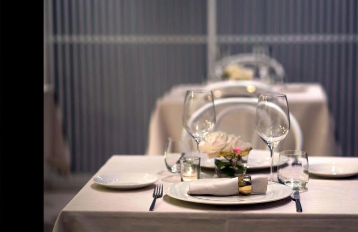 tale restaurant and suite