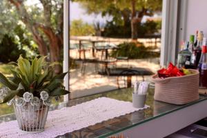 tale restaurant and suite