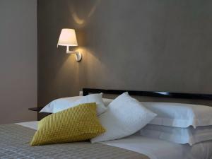 tale restaurant and suite