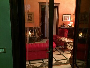 Palazzo Melluso Luxury Suite,Via Salita Chiesa N. 6,3 star