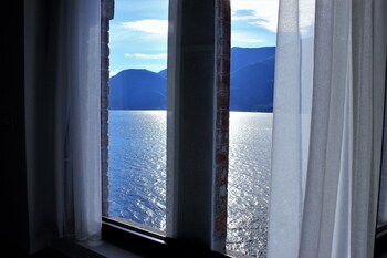 villa marina como lake