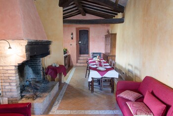 Castello Di Giomici,Colfiorito>>Biscina,3 star