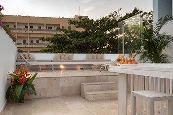 Delirio,Near Puerta Del Reloj,4 star