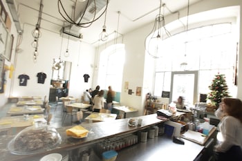 madama hostel and bistrot