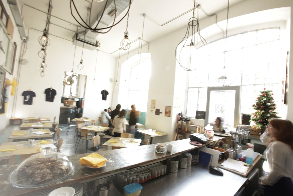 madama hostel and bistrot