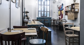 madama hostel and bistrot