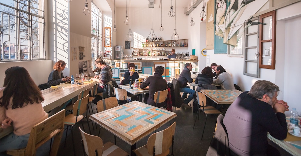 madama hostel and bistrot