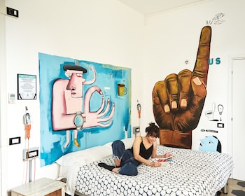 madama hostel and bistrot