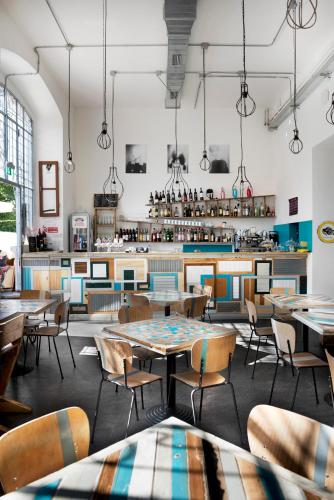 madama hostel and bistrot