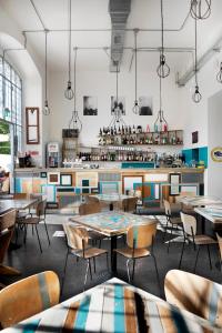 madama hostel and bistrot