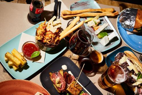 madama hostel and bistrot