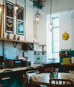 madama hostel and bistrot