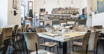 madama hostel and bistrot