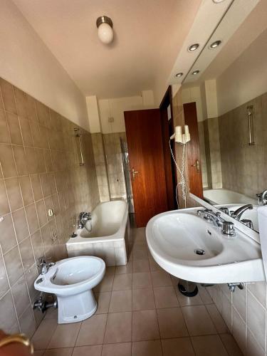 Hotel La Pineta,Marina Di Carrara>>Carrara,2 star