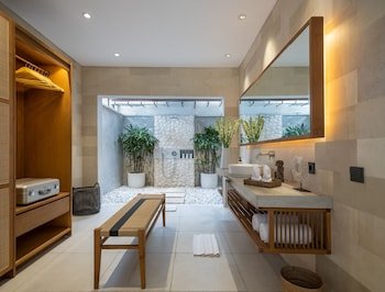 Pantai Indah Villas,Canggu>>Bali,4 star