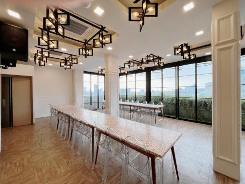 verse luxe hotel wahid hasyim