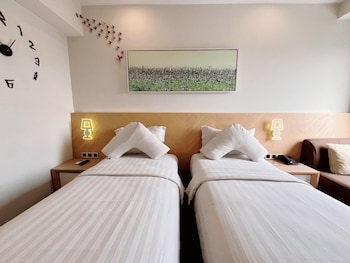 verse luxe hotel wahid hasyim