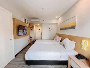 verse luxe hotel wahid hasyim