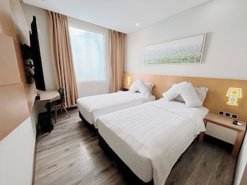 verse luxe hotel wahid hasyim