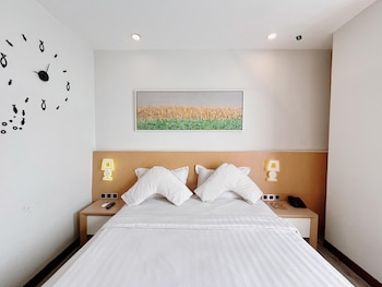 verse luxe hotel wahid hasyim