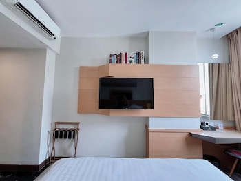 verse luxe hotel wahid hasyim