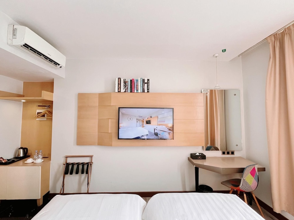 verse luxe hotel wahid hasyim