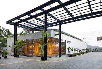 Aviary Bintaro,Ciputat>>Bintaro,4 star