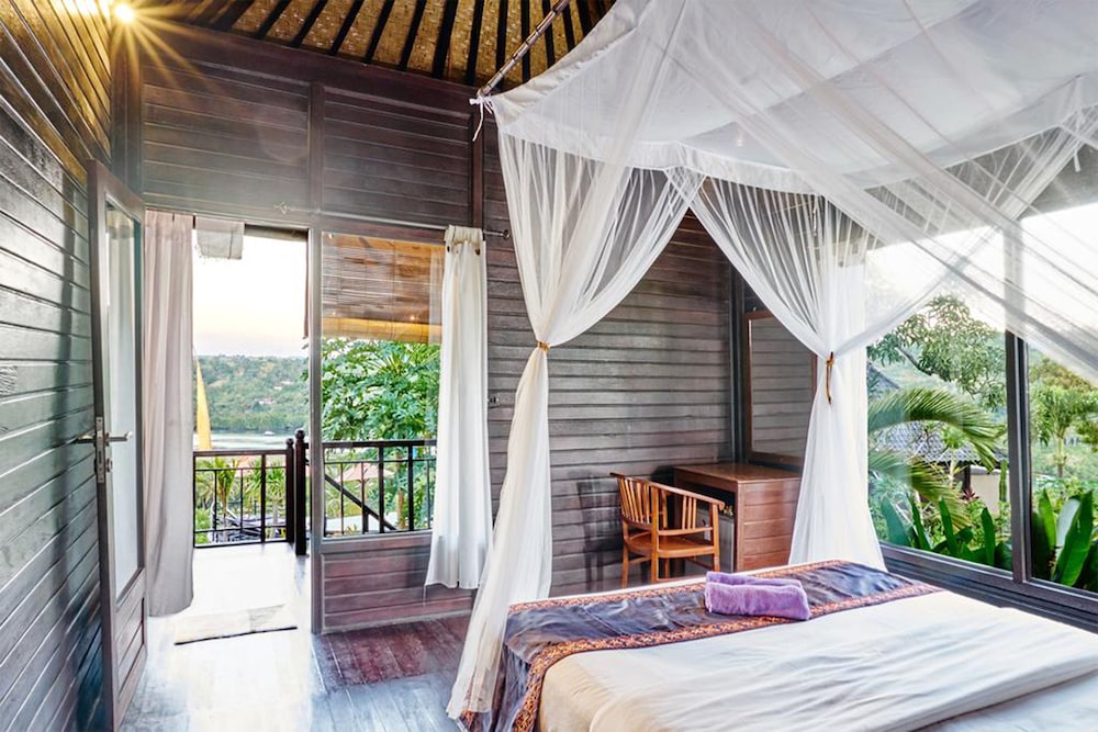 sunrise ocean huts lembongan