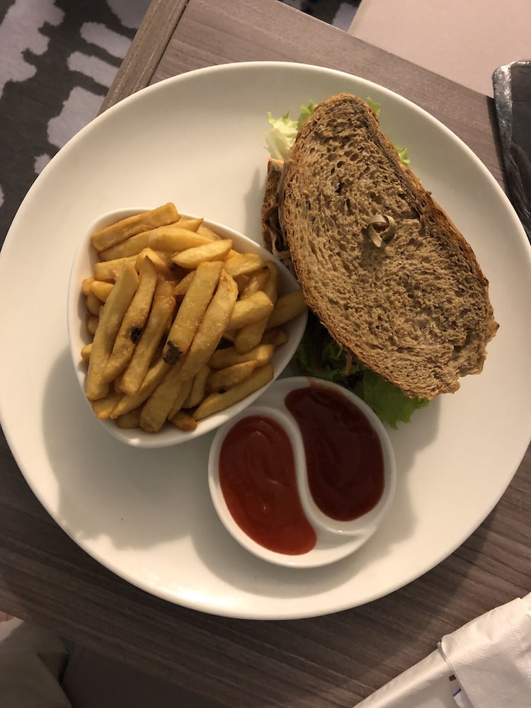 myamo beach lodge hostel